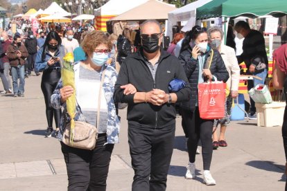 Una pareja paseando por la Rambla Nova de Tarragona la Diada de Sant Jordi.