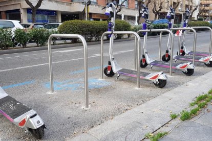 En total s'han instal.lat unes 50 estacions d'aparcament de bicis i patinets, que ofereixen 1.000 places arreu de la ciutat.