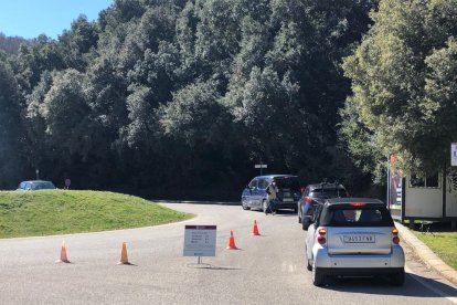 Cua de vehicles esperant per poder aparcar a la Fageda d'en Jordà el primer cap de setmana sense confinament comarcal.