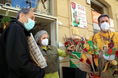 Un cliente escogiendo rosas en la Floristería Tost de Tortosa.