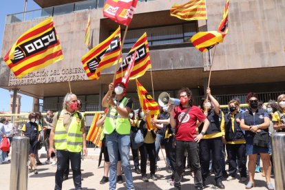 Plano entero de trabajadores de Correos durante la concentración delante de la subdelegación del gobierno español.