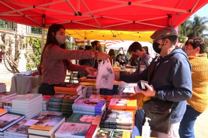 Personas comprando libros en una de las paradas del parque Sant Jordi de Reus.