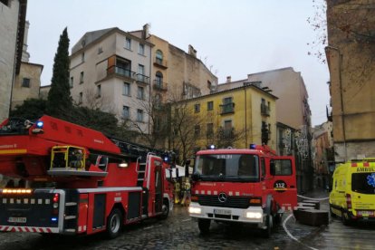 L'incendi amb els Bombers actuant al restaurant de Girona.