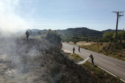 Los Bomberos trabajan en el incendio.