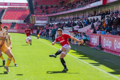 Javi Bonilla realiza un centro con pierna izquierda con el público del Nou Estadi de fondo, en el día en el cual volvía al campo.