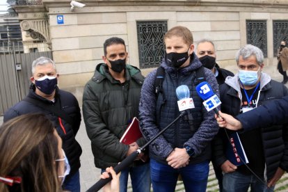 Pere Garcia, portaveu de SAP-FEPOL, i altres representants sindicals dels Mossos d'Esquadra atenent els mitjans de comunicació a la sortida de la reunió amb el conseller Miquel Sàmper al Departament d'Interior.