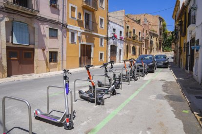 Imagen de un aparcamiento de vehículos de movilidad personal en la Parte Alta de Tarragona.