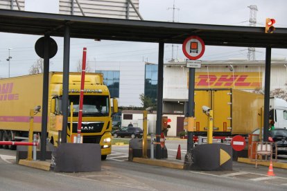 Camiones de la empresa DHL entrando y saliendo del CIM Vallès.