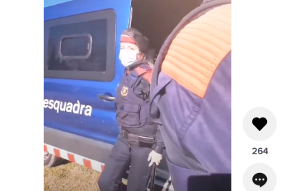 Captura de uno de los vídeos que los Mossos han colgado a Tik Tok