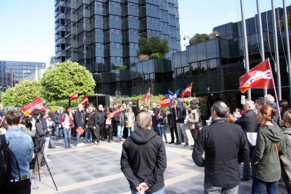 Los trabajadores de CaixaBank durante la concentración en contra de la ERE a los Servicios Centrales de Barcelona.