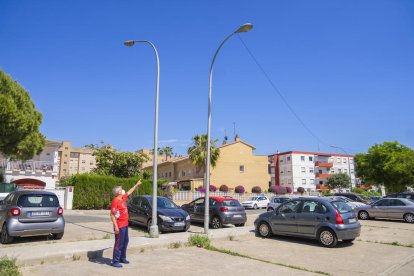 Diversos de las farolas de la calle Riu Tordera tienen el cableado conectado por vía aérea y no soterrado.