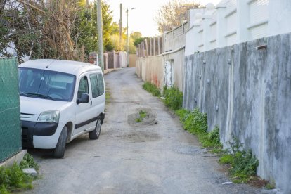 Imatge d'un dels carrers de la zona amb diferents clots que dificulten la circulació tant de vehicles com de vianants.