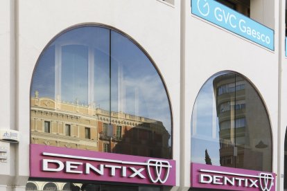 L'oficina de Dentix a la plaça Prim que va tancar fa uns mesos.