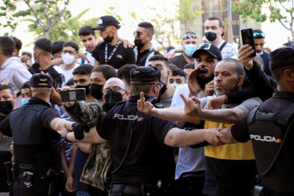 Seguidors de Vox protestant per la suspensió d'un acte de Santiago Abascal per part dela justícia.