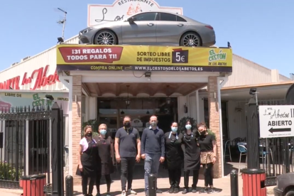 El bar de Torrent con uno de los coches que sortea.