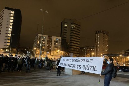 La concentració contra l'empresonament de Pablo Hasel i a favor de la llibertat d'expressió, davant l'estació de Sants de Barcelona.