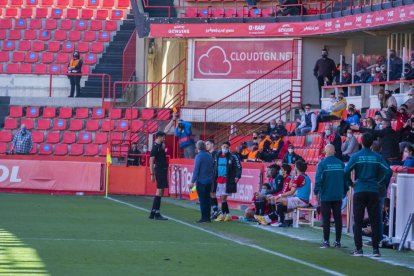 El árbitro muestra la cartulina roja a Brugui al final del Nàstic-Espanyol B.