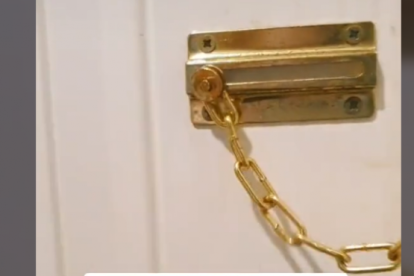 Imagen de una cadena de seguridad en una puerta.