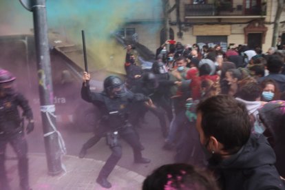 Imatge de l'enfrontament entre policia i manifestants al carrer Lleida.