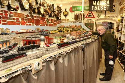 El canongí Xavier Gavaldà amb la maqueta de trens que té als baixos de casa seva.