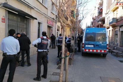 La actuación de los Mossos d'Esquadra y la Guardia Urbana de l'Hospitalet de Llobregat en un bar del municipio.