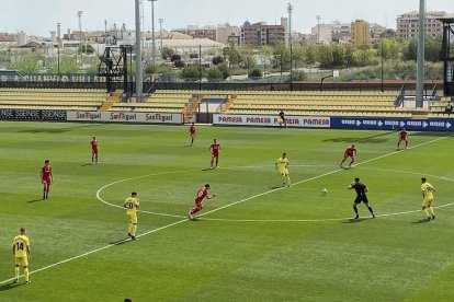 Comença el partit al Mini Estadi del Villarreal B.