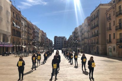 Una sesentena de peluqueras se concentraron ayer en la plaza de la Font.