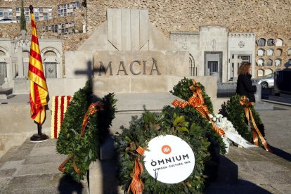 La tomba de Francesc Macià després de l'ofrena floral que han fet el Govern de la Generalitat, partits polítics i entitats.