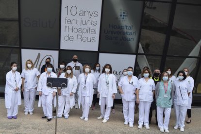 Profesionales del centro haciéndose una foto en el 'photocall'.