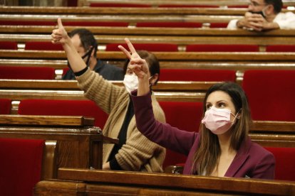 Imatge d'arxiu d'una votació al Parlament de Catalynya, amb Lorena Roldán (Cs) i Anna Caula (ERC).