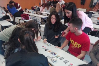 Alumnes d'Història de la Comunicació de la URV jugant amb el seu propi Timeline dissenyat per ells sobre el temari de l'assignatura.