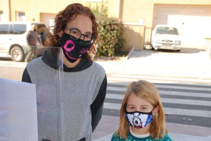 La Carla amb la seva guardiola, que va donar a la Lliga contra el Càncer.