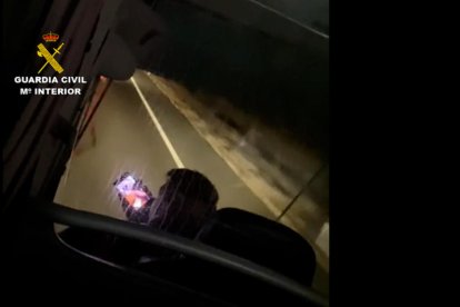 Imagen del conductor con el móvil en la mano mientras conducía el autobús.