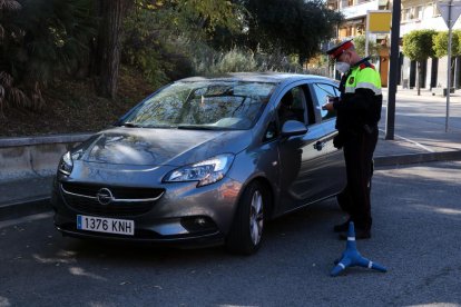 Imatge d'arxiu d'un agent dels Mossos en control de mobilitat.