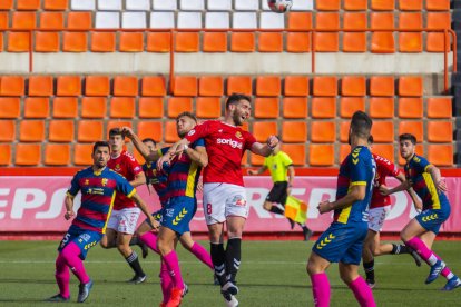 Fausto Tienza, en un salt durant el Nàstic-Llagostera.