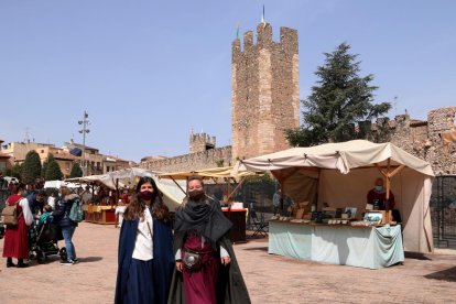 Personas paseando por el mercado medieval en la plaza de Sant Francesc de Montblanc durante la 34.ª edición de la Semana Medieval de Montblanc.