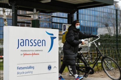 Una dona amb la seva bicicleta a la filial de Johnson&Johnson, Janssen, a Leiden.