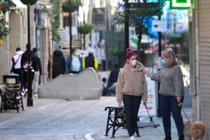 Imatge d'arxiu de persones passejant per Gibraltar.