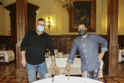 Joan Urgellès y Xavi Martí 'Macarrilla', en el comedor del Restaurante del Círcol de Reus.