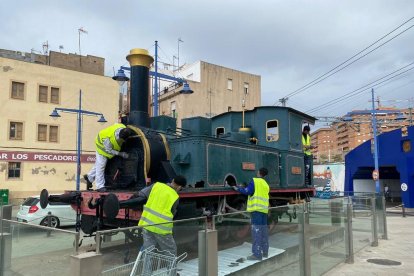 Imagen de algunos de los alumnos en prácticas haciendo tareas de reparación en el barrio del Serrallo.