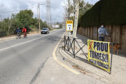 Los vecinos colocaron pancartas en rechazo en el tendido eléctrico.