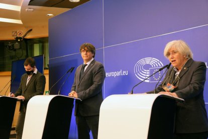 Els eurodiputats de JxCat Carles Puigdemont, Toni Comín i Clara Ponsatí durant la roda de premsa a l'Eurocambra.