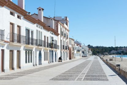 Imagen de las Tiendas de MAr, delante de la playa.