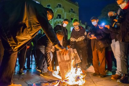 El acto en la ciudad de Tarragona ha consistido en la crema de fotografías de los Borbones en la Rambla.