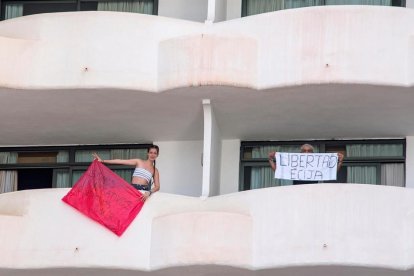 Dos jóvenes en el hotel de Mallorca donde están confinados.