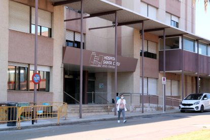 Pla general de l'entrada principal de l'Hospital Santa Creu de Jesús.