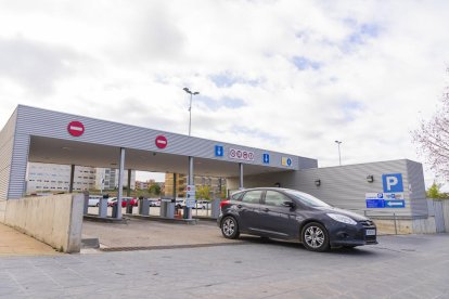 Al lado del parking de trabajadores hay un aparcamiento de pago que a menudo está muy vacío.