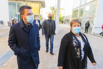 Pere Aragonès va visitar la Facultat de Química de la mà de la rectora de la Universitat Rovira i Virgili, Maria José Figueras.