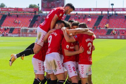 Els jugadors del Nàstic celebren un dels dos gols que van marcar aquest diumenge contra l'Espanyol B.