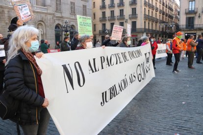 La concentració a plaça Sant Jaume convocada per la Coordinadora Residencies 5+1